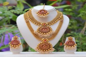 Buy genuineand latestpearl necklace from online stores